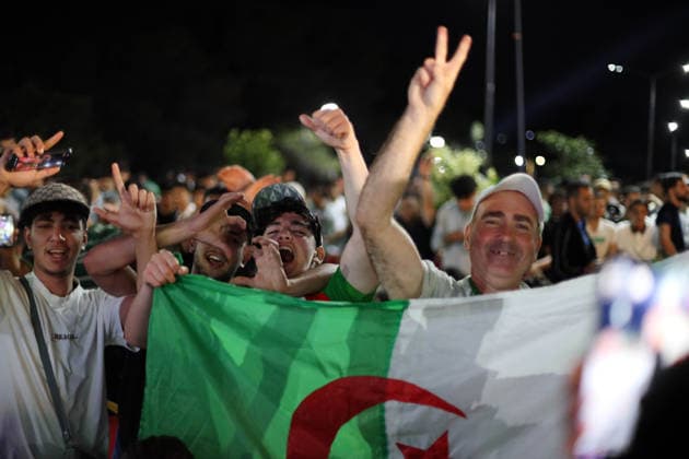 Algerie vs Argentine Coupe du Monde 2026 ecran geant a Alger Des supporters algeriens assistent a la retransmission publique du match de football avec ecran geant du groupe (G) de la Coupe du Monde de la FIFA 2026 opposant l Algerie a l Argentine, a Alger, en Algerie, le 17 juin 2026 (Photo By Billel Bensalem APP) Alger Algerie Copyright: xAlgÃ riexPressexPhotosxBillelxBensalemx xAPPx IMG_4430