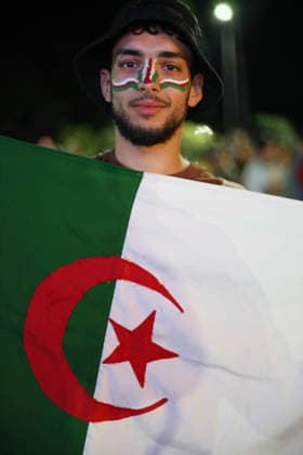 Algerie vs Argentine Coupe du Monde 2026 ecran geant a Alger Des supporters algeriens assistent a la retransmission publique du match de football avec ecran geant du groupe (G) de la Coupe du Monde de la FIFA 2026 opposant l Algerie a l Argentine, a Alger, en Algerie, le 17 juin 2026 (Photo By Billel Bensalem APP) Alger Algerie Copyright: xAlgÃ riexPressexPhotosxBillelxBensalemx xAPPx IMG_4470