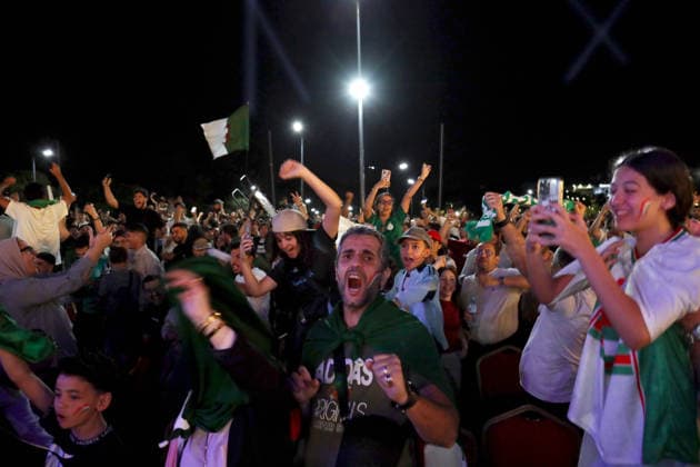 Algerie vs Argentine Coupe du Monde 2026 ecran geant a Alger Des supporters algeriens assistent a la retransmission publique du match de football avec ecran geant du groupe (G) de la Coupe du Monde de la FIFA 2026 opposant l Algerie a l Argentine, a Alger, en Algerie, le 17 juin 2026 (Photo By Billel Bensalem APP) Alger Algerie Copyright: xAlgÃ riexPressexPhotosxBillelxBensalemx xAPPx IMG_4518