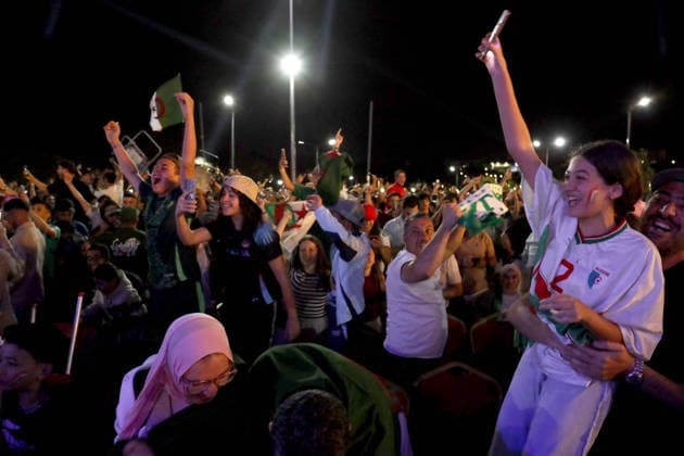 Algerie vs Argentine Coupe du Monde 2026 ecran geant a Alger Des supporters algeriens assistent a la retransmission publique du match de football avec ecran geant du groupe (G) de la Coupe du Monde de la FIFA 2026 opposant l Algerie a l Argentine, a Alger, en Algerie, le 17 juin 2026 (Photo By Billel Bensalem APP) Alger Algerie Copyright: xAlgÃ riexPressexPhotosxBillelxBensalemx xAPPx IMG_4521