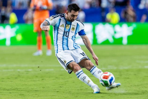 KANSAS CITY, MO - JUNE 16: Lionel Messi 10 of Argentina shoots the ball ball toward the goal during the FIFA World Cup, WM, Weltmeisterschaft, Fussball 2026 Group J match between Argentina and Algeria on June 16, 2026 at the Kansas City Stadium in Kansas City, MO. (Photo by Nick Tre. Smith Icon Sportswire) SOCCER: JUN 16 FIFA World Cup 26 Group J - Argentina vs Algeria EDITORIAL USE ONLY Icon2606160145