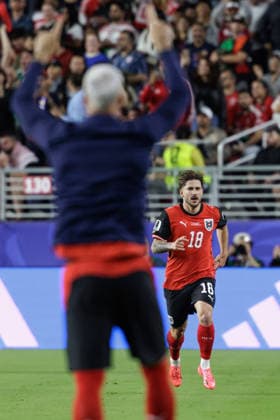SOCCER - FIFA World Cup, WM, Weltmeisterschaft, Fussball 2026 SANTA CLARA,CALIFORNIA,USA,17.JUN.26 - SOCCER - FIFA World Cup 2026, group stage, Austria vs Jordan. Image shows the rejoicing of Romano Schmid and Marko Arnautovic (AUT).  GEPAxpictures xArminxRauthner
