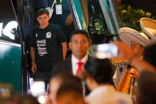 Mexico player arrives at team hotel in Guadalajara Mateo Chavez of Mexico steps off a bus upon arriving at the team hotel in Guadalajara, Mexico, 16 June 2026. Guadalajara Mexico  Copyright: xFranciscoxGuascox