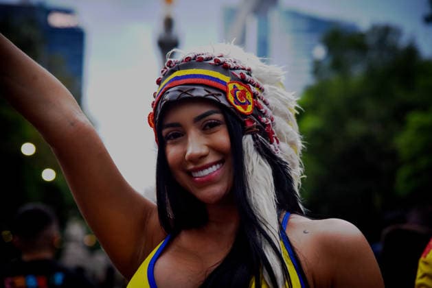 Colombian Fans Gather At Angel Of Independence Ahead Of Colombia™s World Cup Debut A Colombia supporter wearing a feathered headdress and the national team, Nationalteam s colors smiles during a gathering of Colombian fans at the Angel of Independence in Mexico City, Mexico, on June 16, 2026. Thousands of Colombian supporters living in Mexico and traveling fans gather at the iconic monument to celebrate and show their support for the national team ahead of Colombia s debut match at the FIFA World Cup, WM, Weltmeisterschaft, Fussball 2026. Mexico City Mexico  Copyright: xRafaelxRodriguezx originalFilename:rodriguez-notitle260616_npFwu.jpg