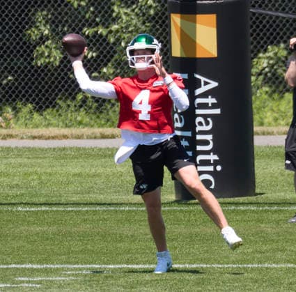 New York Jets quarterback Brady Cook (4) during minicamp at the Atlantic Health Jets Training Center, Florham Park, New Jersey on Tuesday June 16, 2026. CSM NFL, American Football Herren, USA 2026: New York Jets Minicamp June 16  - ZUMAc04_ 20260616_zma_c04_171 Copyright: xDuncanxWilliamsx