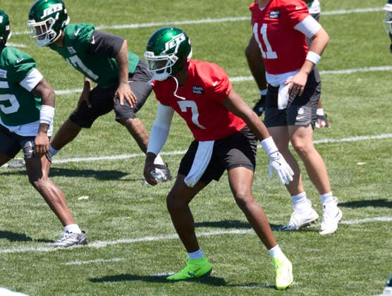 New York Jets quarterback Geno Smith (7) during minicamp at the Atlantic Health Jets Training Center, Florham Park, New Jersey on Tuesday June 16, 2026. CSM NFL, American Football Herren, USA 2026: New York Jets Minicamp June 16  - ZUMAc04_ 20260616_zma_c04_176 Copyright: xDuncanxWilliamsx