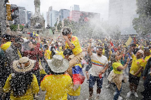 Colombian Fans Celebrate Ahead Of The Opening Match Between Colombia And Uzbekistan At The 2026 World Cup Colombian fans spray foam at the Angel of Independence monument in Mexico City, Mexico, on June 16, 2026. The event marks the beginning of the World Cup qualifier between Colombia and Uzbekistan, scheduled for June 17 at Estadio Ciudad de Mexico. Mexico City Mexico City Mexico  Copyright: xGerardoxVieyrax originalFilename:vieyra-notitle260616_npw1T.jpg