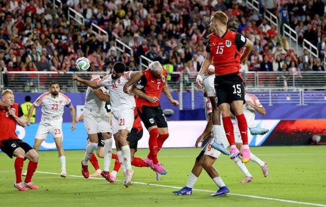 FIFA World Cup, WM, Weltmeisterschaft, Fussball 2026 - Group J - Austria vs Jordan Philipp Lienhart (front) of Austria flicks on a header during the FIFA World Cup 2026 group stage match Austria against Jordan, in San Francisco, USA, 16 June 2026. SAN FRANCISCO United States  Copyright: xBENJAMINxFANJOYx