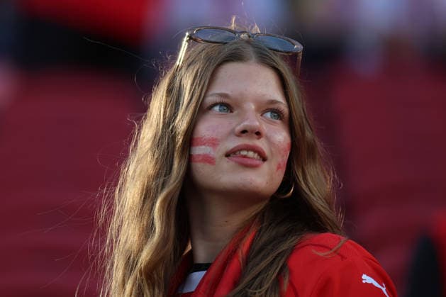 A female fan from Austria attends a Group J match at the 2026 FIFA World Cup, WM, Weltmeisterschaft, Fussball between Austria and Jordan at Levi s Stadium in Santa Clara, USA, 16 June 2026. FIFA World Cup 2026 : Gropu J - Austria vs. Jordan !ACHTUNG: NUR REDAKTIONELLE NUTZUNG!  Copyright: xMiguelxGutiérrezx GR3190 0859326992st