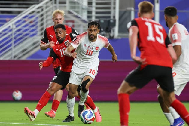 Phillip Mwene (L) of Austria battles for the ball with Mousa Altamari (C) of Jordan during a Group J match at the 2026 FIFA World Cup, WM, Weltmeisterschaft, Fussball between Austria and Jordan at Levi s Stadium in Santa Clara, USA, 16 June 2026. FIFA World Cup 2026 : Gropu J - Austria vs. Jordan !ACHTUNG: NUR REDAKTIONELLE NUTZUNG!  Copyright: xMiguelxGutiérrezx GR3327 20260617-55020617516_1