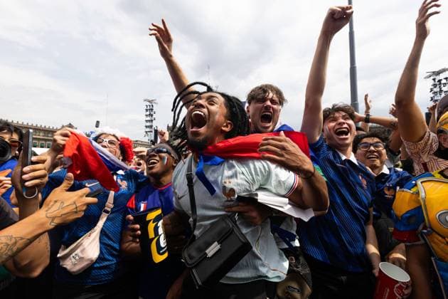 FIFA Fan Fest in Mexico City France vs. Senegal Match MEXICO CITY, MEXICO - JUNE 16, 2026: French fans gathered at the FIFA Fan Fest in Mexico City s Zocalo to watch the 2026 FIFA World Cup, WM, Weltmeisterschaft, Fussball group stage match between France and Senegal. France ultimately prevailed 3-1. French fans, along with residents and visitors of various nationalities, joined thousands of spectators in the capital s main square, which has become one of the biggest gathering points for the 2026 World Cup tournament. Mexico City Mexico Copyright: x xCristianxLeyvax xJNAxPressx