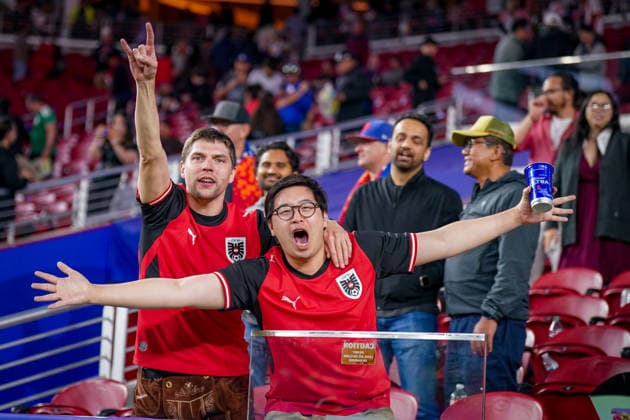 USA: Fußball FIFA World Cup, WM, Weltmeisterschaft, Fussball 2026 Gruppenphase Gruppe J Österreich vs Jordanien San Francisco Bay Area Stadium Levi™s Stadium (Santa Clara County, Kalifornien): Österreichische Fans feiern nach dem Spiel ausgelassen und posieren jubelnd für die Kamera. Anhänger des österreichischen Nationalteams sorgen mit Gesten und Emotionen für Stimmung auf der Tribüne. Fankultur, Fußballfans, Jubel, Feier, Emotionen, Supporter, Fanblock, Teamgeist, Siegerpose, Gruppenbild, ÖFB, Österreich, Fanatmosphäre, Zuschauer, Stadionbesuch, Freundschaft, internationale Fans, World Cup 2026, Impressionen, Symbolfoto. *** USA Soccer 2026 FIFA World Cup Group Stage Group J Austria vs. Jordan San Francisco Bay Area Stadium Levi’s Stadium Santa Clara County, California Austrian fans celebrate exuberantly after the game and pose jubilantly for the camera Supporters of the Austrian national team create a lively atmosphere in the stands with their gestures and enthusiasm Fan culture, soccer fans, cheering, celebration, emotions, supporters, fan section, team spirit, victory pose, group photo, ÖFB, Austria, fan atmosphere, spectators, stadium visit, friendship, international fans, 2026 World Cup, impressions, symbolic photo,detected_source_language Copyright: xJOERANxSTEINSIEKx