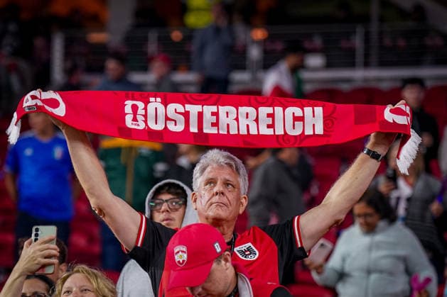 USA: Fußball FIFA World Cup, WM, Weltmeisterschaft, Fussball 2026 Gruppenphase Gruppe J Österreich vs Jordanien San Francisco Bay Area Stadium Levi™s Stadium (Santa Clara County, Kalifornien): Ein österreichischer Fan hält nach dem Spiel einen rot-weißen Fanschal mit der Aufschrift Österreich in die Höhe und unterstützt seine Mannschaft bis zum Schluss. Anhänger des ÖFB auf der Tribüne, Fankultur, Fußballfans, Supporter, Fanschal, Fanartikel, Nationalteam, Österreich, ÖFB, Emotionen, Stadionbesuch, Zuschauer, Fanatmosphäre, World Cup 2026, Abpfiff, Impressionen, Symbolfoto. *** USA Soccer FIFA World Cup 2026 Group Stage Group J Austria vs. Jordan San Francisco Bay Area Stadium Levi’s Stadium Santa Clara County, California An Austrian fan holds up a red-and-white fan scarf with the word Austria on it after the game and cheers on his team until the very end ÖFB supporters in the stands, fan culture, soccer fans, supporters, fan scarf, fan merchandise, national team, Austria, ÖFB, emotions, stadium visit, spectators, fan atmosphere, 2026 World Cup, final whistle, impressions, symbolic photo,detected_source_language Copyright: xJOERANxSTEINSIEKx