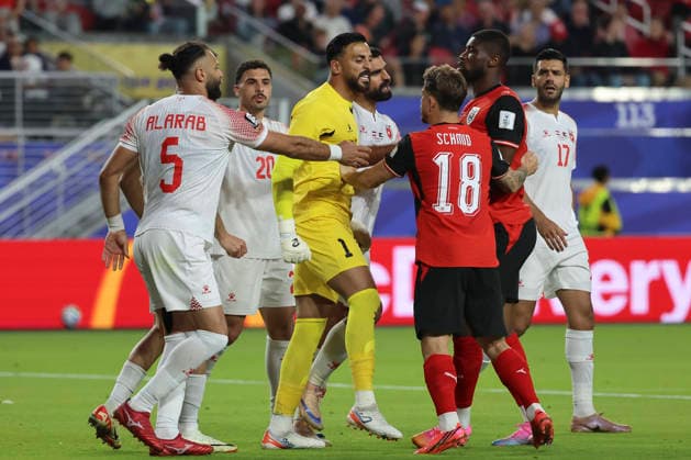 Goalkeeper Yazeed Abulaila (C-L), of Jordan, argues with Romano Schmid (3R), of Austria, during a Group J match at the 2026 FIFA World Cup, WM, Weltmeisterschaft, Fussball between Austria and Jordan at Levi s Stadium in Santa Clara, USA, 16 June 2026. FIFA World Cup 2026 : Gropu J - Austria vs. Jordan !ACHTUNG: NUR REDAKTIONELLE NUTZUNG!  Copyright: xMiguelxGutiérrezx GRAF9688 20260617-55020617924_1