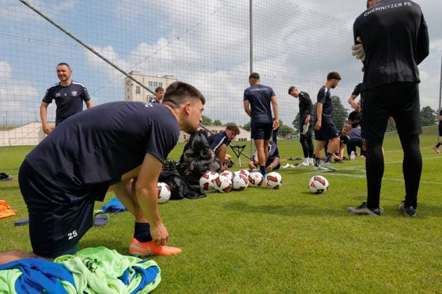 CFC_ Trainingsbeginn 17.06.2026, Chemnitz, Sportforum, Fussball, Regionalliga Nordost, CFC, Training Cheftrainer Benjamin Duda begrüsst die Spieler zum ersten Training nach der Sommerpause. Chemnitz Sachsen BRD