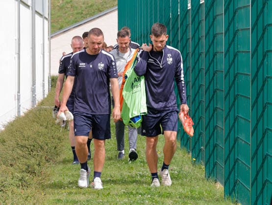 CFC_ Trainingsbeginn 17.06.2026, Chemnitz, Sportforum, Fussball, Regionalliga Nordost, CFC, Training Cheftrainer Benjamin Duda begrüsst die Spieler zum ersten Training nach der Sommerpause. v.l.: Andreas Geipel und Roman Eppendorfer Chemnitz Sachsen BRD