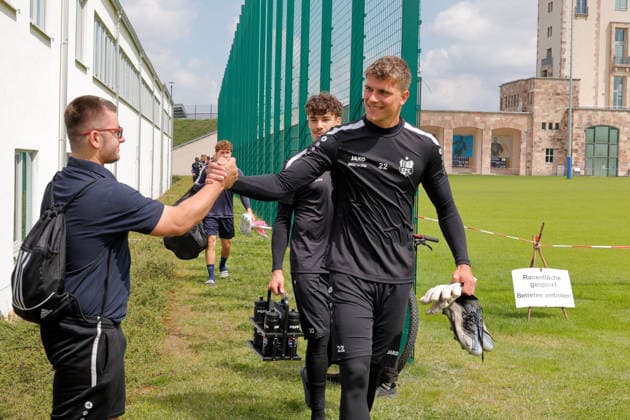 CFC_ Trainingsbeginn 17.06.2026, Chemnitz, Sportforum, Fussball, Regionalliga Nordost, CFC, Training Cheftrainer Benjamin Duda begrüsst die Spieler zum ersten Training nach der Sommerpause. Torwart David Wunsch wird von einem Fan begrüßt Chemnitz Sachsen BRD