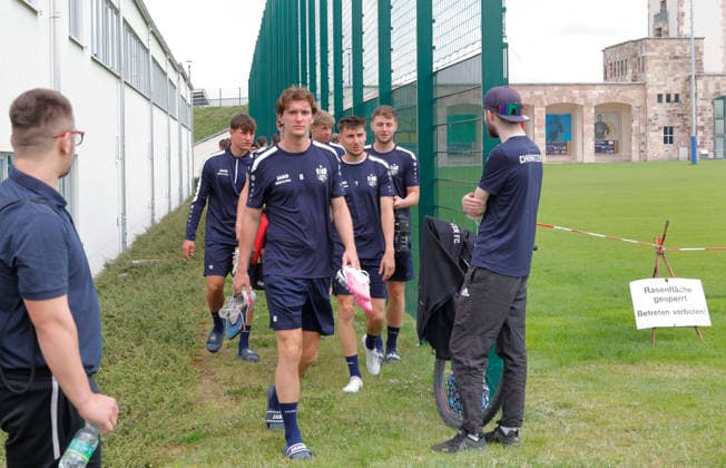CFC_ Trainingsbeginn 17.06.2026, Chemnitz, Sportforum, Fussball, Regionalliga Nordost, CFC, Training Cheftrainer Benjamin Duda begrüsst die Spieler zum ersten Training nach der Sommerpause. vorn Sam Biven Chemnitz Sachsen BRD