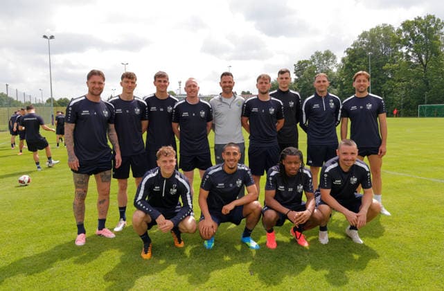 CFC_ Trainingsbeginn 17.06.2026, Chemnitz, Sportforum, Fussball, Regionalliga Nordost, CFC, Training Cheftrainer Benjamin Duda begrüsst die Spieler zum ersten Training nach der Sommerpause. Die Neuen Vordere Reihe vl.: Maximilian Fesser, Amadeus Zamora Gonzalez, Ken Tchouangue und Andreas Geipel Hintere Reihe vl.: Jan Löhmannsröben, David Vogt, Georg Hempel, Ron Berlinski, Cheftrainer Benjamin Duda, Justin Gröger, David Richter , Leonhard von Schroetter, Dennis Slamar Chemnitz Sachsen BRD