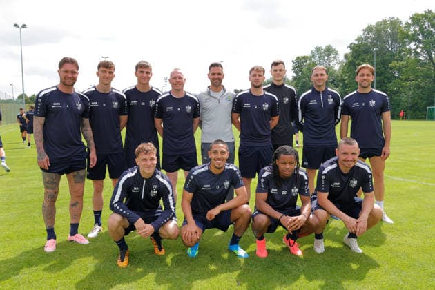 CFC_ Trainingsbeginn 17.06.2026, Chemnitz, Sportforum, Fussball, Regionalliga Nordost, CFC, Training Cheftrainer Benjamin Duda begrüsst die Spieler zum ersten Training nach der Sommerpause. Die Neuen Vordere Reihe vl.: Maximilian Fesser, Amadeus Zamora Gonzalez, Ken Tchouangue und Andreas Geipel Hintere Reihe vl.: Jan Löhmannsröben, David Vogt, Georg Hempel, Ron Berlinski, Cheftrainer Benjamin Duda, Justin Gröger, David Richter , Leonhard von Schroetter, Dennis Slamar Chemnitz Sachsen BRD