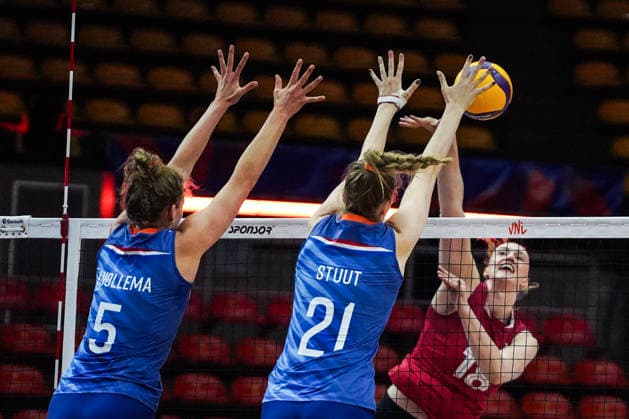 FIVB Women s Nations League 2026. Britte Stuut of the Netherlands and Anna Smrek of Canada compete during the FIVB Women s Volleyball Nations League match between Canada and the Netherlands in Bangkok, Thailand, on June 17, 2026. Bangkok Bangkok Thailand  Copyright: xAnusakxLaowilasx originalFilename:laowilas-notitle260617_npnK4.jpg