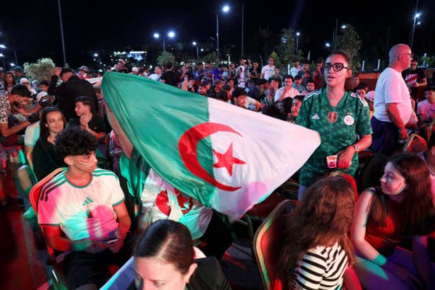Algeria Vs. Argentina, 2026 World Cup, Giant Screen In Algiers Supporters watch a public broadcast of the FIFA World Cup, WM, Weltmeisterschaft, Fussball 2026 Group G football match between Algeria and Argentina on a giant screen in Algiers, Algeria, on June 17, 2026. Alger Algeria  Copyright: xAPPx originalFilename:app-notitle260617_npOmd.jpg