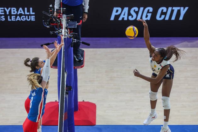 (260617) -- PASIG CITY, June 17, 2026 -- Merit Chinenyenwa Adigwe (R) of Italy spikes the ball during the women s pool 5 match between Italy and the Czech Republic in week 2 of the Volleyball Nations League (VNL) 2026, the Philippines, on June 17, 2026. ) (SP)PHILIPPINES-PASIG CITY-VOLLEYBALL-NATIONS LEAGUE-ITA VS CZE ROUELLExUMALI 