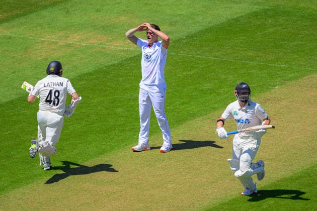 LONDON, ENGLAND JUNE 17 - Sonny Baker of England looks dejected during Day One of the 2nd Rothesay Test Match game between England and New Zealand at Kia Oval on June 17, 2026 in London , England . (Photo by Keeran Marquis Sports Press Photo)  Copyright: xKeeranxMarquis SPPx Sportspressphoto_SPR168279