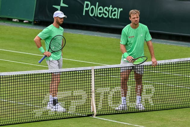 Tim Puetz (GER) und Kevin Krawietz (GER) nachdenklich am Netz waehrend einer Unterbrechung TERRA WORTMANN Open 2026, Tennis, ATP, Tennis Herren Tennis Herren 500, Turnier, Hauptfeld, 17.06.2026, TERRA WORTMANN Open 2026, Tennis, ATP, Tennis Herren 500, Turnier, Hauptfeld, 17.06.2026 Halle