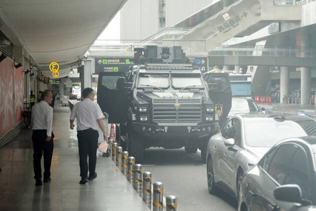 Ein Fahrzeug eines SWAT Teams parkt vor dem Ankunftsbereich des Flughafens Sanya, Hainan Insel, China, FIA Formel E Weltmeisterschaft Saison 12, Sanya E-Prix, China, 17.06.2026, Sicherheit