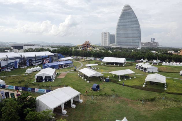 lerre Zelte hinter der Tribüne nach Kurve 1 mit dem Atlantis Sanya Hotel dahinter Hainan Insel, China, FIA Formel E Weltmeisterschaft Saison 12, Sanya E-Prix, China, 17.06.2026, Vorbereitung