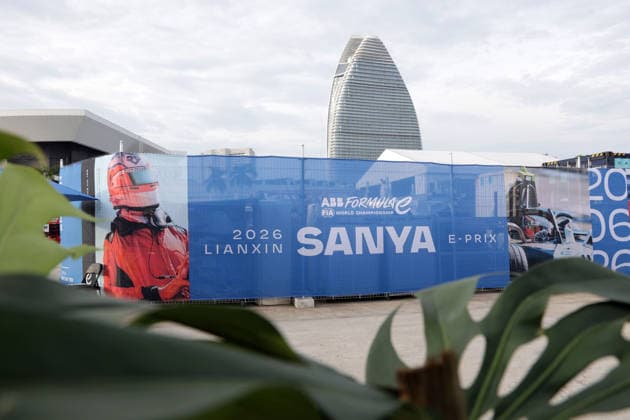Mit FE Werbung bedruckte Sichblende vor der Kulisse des Atlantis Hotel, Hainan Insel, China, FIA Formel E Weltmeisterschaft Saison 12, Sanya E-Prix, China, 17.06.2026, Vorbereitung