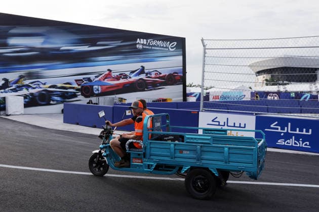 Miarbeiter fahren mit einem motorisierten Dreirad über die Strecke, Hainan Insel, China, FIA Formel E Weltmeisterschaft Saison 12, Sanya E-Prix, China, 17.06.2026, Vorbereitung
