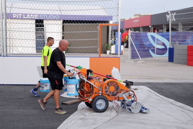 Zwei Männer der Streckenmarkierung auf dem Weg zur nächsten Kurve auf der Rennstrecke, Hainan Insel, China, FIA Formel E Weltmeisterschaft Saison 12, Sanya E-Prix, China, 17.06.2026, Vorbereitung