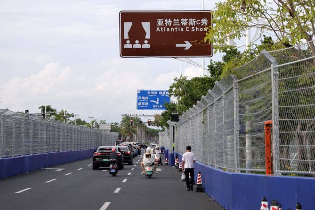 Noch rollt der öffentliche Verkehr zwischen den FE Mauern und Sicherheitszäunen vor der Kreuzung Fengtang- Haitang Nord Raod, Hainan Insel, China, FIA Formel E Weltmeisterschaft Saison 12, Sanya E-Prix, China, 17.06.2026, Teil der Rennstrecke, Vorbereitung