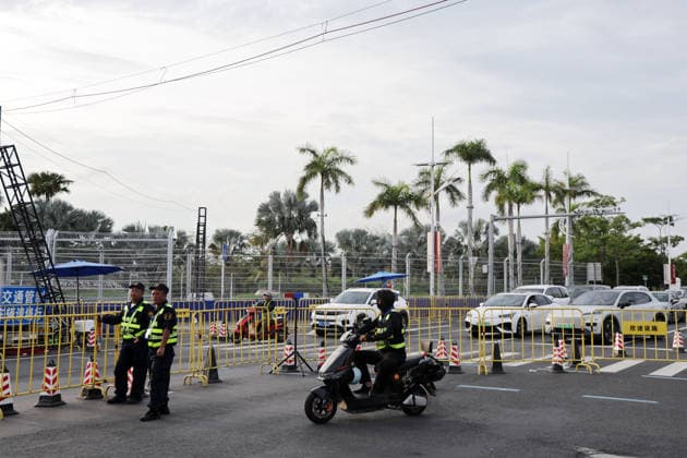 Sicherheitskräfte an einer Strassensperrung der Kreuzung Fengtang Road - Haitang Nord Raod, Hainan Insel, China, FIA Formel E Weltmeisterschaft Saison 12, Sanya E-Prix, China, 18.06.2026, Teil der Rennstrecke