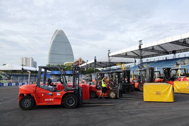 Gabelstapler mit DHL Frachtkisten in der 1. Kurve der Rennstrecke vor dem Atlantis Hotel, Hainan Insel, China, FIA Formel E Weltmeisterschaft Saison 12, Sanya E-Prix, China, 17.06.2026, Vorbereitung