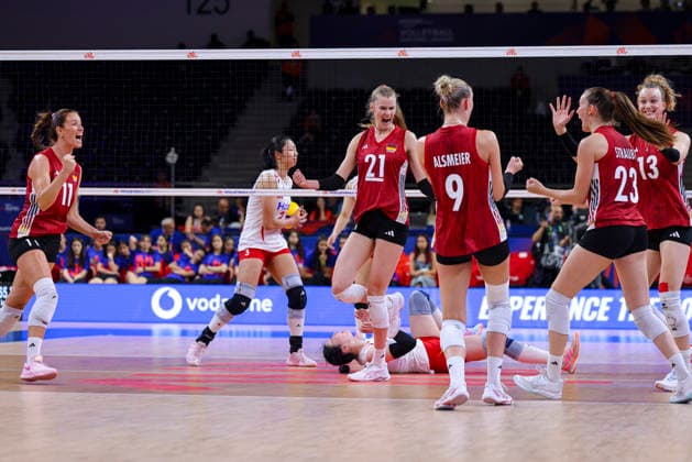 Germany v China - Volleyball Nations League 2026 Ankara Stage Camilla Weitzel, number 21, celebrates with teammates after scoring a point during the FIVB Volleyball Nations League (VNL) match between Germany and China at the Ankara Arena in Ankara, Turkey, on June 17, 2026. Ankara Turkey  Copyright: xÃ‡aÄülarxOskayx originalFilename:oskay-volleyba260617_npBhD.jpg