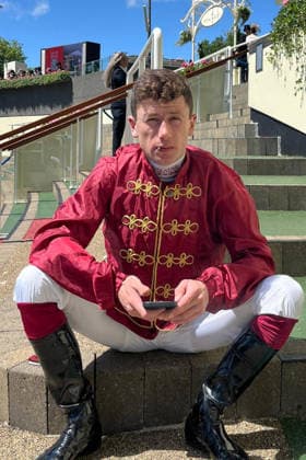 17.06.2026, Ascot, Windsor, GBR - Relaxed before the raceday: Jockey Oisin Murphy. Ascot racecourse. (Jockey, Murphy, Portrait, Portraet, relaxen, chillen, entspannen, rauchen, raucht) 260617C500ROYAL_ASCOT.JPG