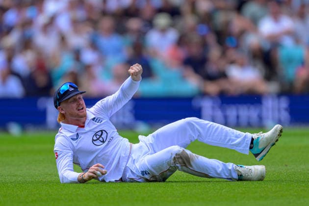 LONDON, ENGLAND JUNE 17 - Jordan Cox of England looks dejected after a dropped chance during Day One of the 2nd Rothesay Test Match game between England and New Zealand at Kia Oval on June 17, 2026 in London , England . (Photo by Keeran Marquis Sports Press Photo)  Copyright: xKeeranxMarquis SPPx Sportspressphoto_SPR168334
