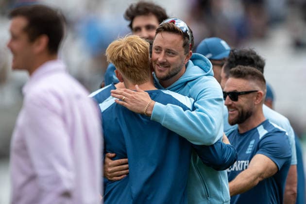 LONDON, ENGLAND - June 17: James Rew (wk) of England is congratulated by Ollie Robinson of England on receiving his England cap during day 1 of the 2nd Rothesay Test Match between England and New Zealand at The KIA Oval Cricket Ground on June 17th, 2026 in London, England. (Photo by Mike Turner Sports Press Photo)  Copyright: xMikexTurnerx xSPPx Sportspressphoto_SPR168358