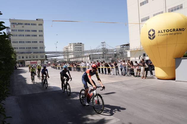 The pack riders in to the Casillo site during Stage 4 of the Giro Next Generation from Matera to Corato Italy, June 17, 2026  Copyright: xMassimoxPaolone LaPressex
