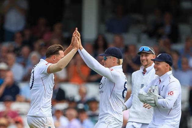 England v New Zealand, International Test Match 2026 WICKET CELEBRATION England Fast Bowler Sonny Baker removes New Zealand Middle Order Batter Rachin Ravindra during the International Test Match 2026 match between England and New Zealand at the Oval, London, UK on 17 June 2026. London Oval London UK Editorial use only , Copyright: xChrisxFoxwellx PSI-24387-0170