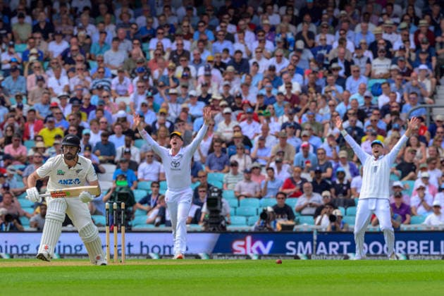 LONDON, ENGLAND JUNE 17 - Players of England appeal lbw against Daryl Mitchell of New Zealand during Day One of the 2nd Rothesay Test Match game between England and New Zealand at Kia Oval on June 17, 2026 in London , England . (Photo by Keeran Marquis Sports Press Photo)  Copyright: xKeeranxMarquis SPPx Sportspressphoto_SPR168426