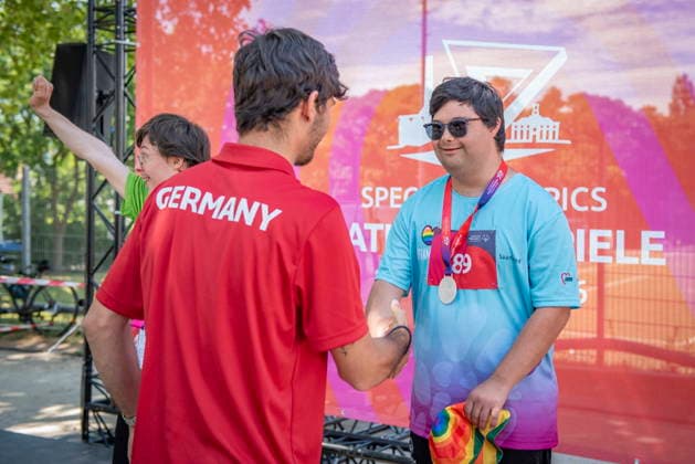 17.06.2026, Saarland, Saarbrücken. Emre Atilgan gewinnt am Mittwoch bei den Leichtathletikwettkämpfen im Stadion am Kieselhumes Silber im 100 Meter Lauf .