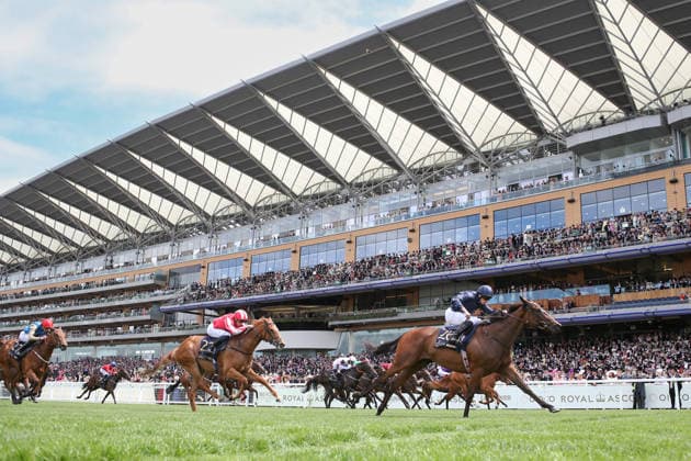 17.06.2026, Ascot, Windsor, GBR - Victorious with Ryan Moore up wins the Queen Mary Stakes. Ascot racecourse. (Pferd, Jockey, Victorious, Moore, Sieg, Ziel, Zielankunft) 260617D535ROYAL_ASCOT.JPG