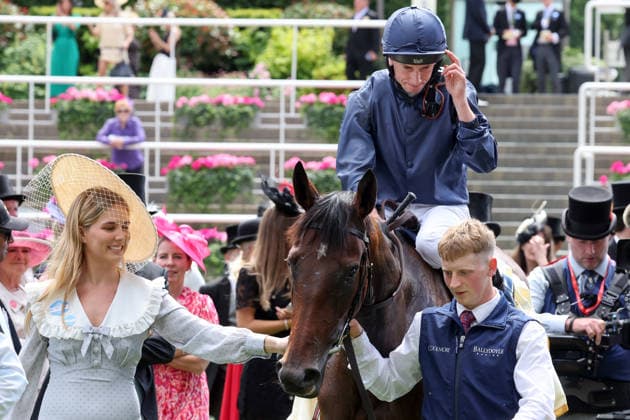 17.06.2026, Ascot, Windsor, GBR - Victorious with Ryan Moore up after winning the Queen Mary Stakes. Ascot racecourse. (Pferd, Jockey, Victorious, Moore, Sieg) 260617D538ROYAL_ASCOT.JPG