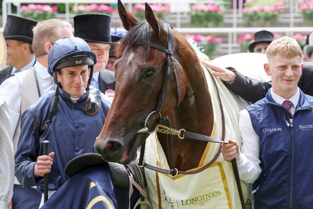 17.06.2026, Ascot, Windsor, GBR - Victorious with Ryan Moore after winning the Queen Mary Stakes. Ascot racecourse. (Pferd, Jockey, Victorious, Moore, Sieg) 260617D539ROYAL_ASCOT.JPG