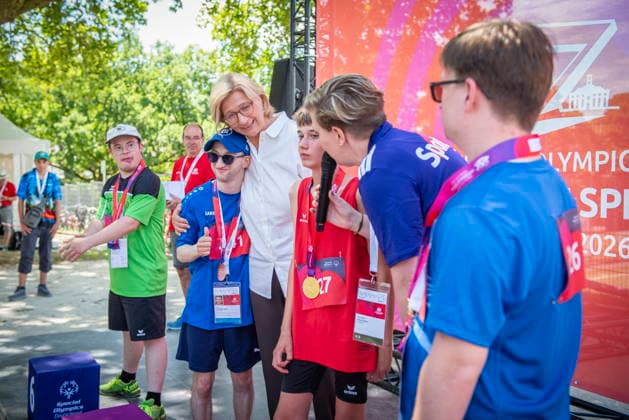 17.06.2026, Saarland, Saarbrücken. Ministerpräsidentin Anke Rehlinger besucht am Mittwoch die Leichtathletikwettkämpfe der Special Olympics im Stadion am Kieselhumes.