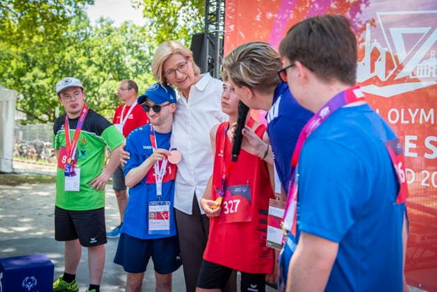 17.06.2026, Saarland, Saarbrücken. Ministerpräsidentin Anke Rehlinger besucht am Mittwoch die Leichtathletikwettkämpfe der Special Olympics im Stadion am Kieselhumes.